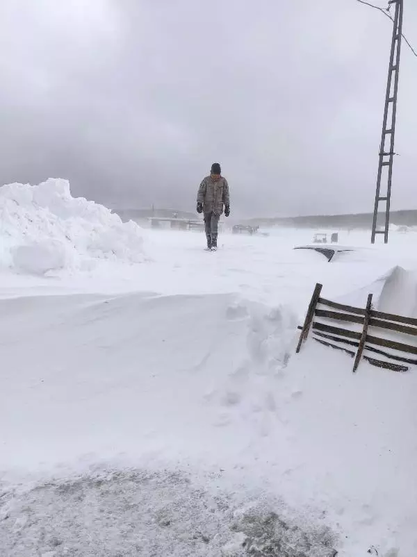3 saatte 4 metre boyunda kardan adam yaptılar 3 saatte 4 metre boyunda kardan adam yaptılar