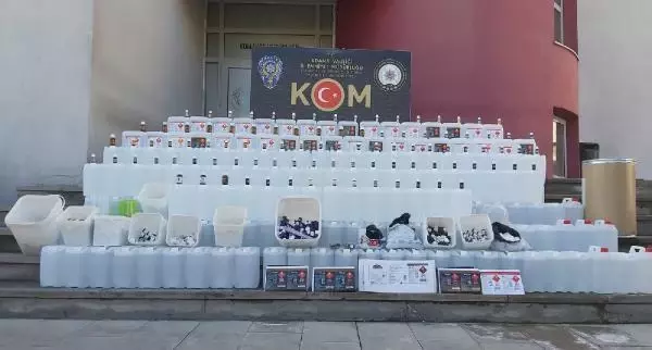 Adana'da sahte içki imalathanesine baskın: 1 gözaltı Adana'da sahte içki imalathanesine baskın: 1 gözaltı