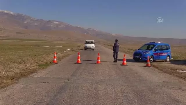 AFYONKARAHİSAR - Bolvadin ilçesinde bir köyde karantina uygulaması başlatıldı AFYONKARAHİSAR - Bolvadin ilçesinde bir köyde karantina uygulaması başlatıldı
