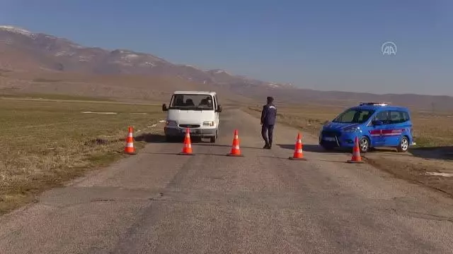 AFYONKARAHİSAR - Bolvadin ilçesinde bir köyde karantina uygulaması başlatıldı AFYONKARAHİSAR - Bolvadin ilçesinde bir köyde karantina uygulaması başlatıldı