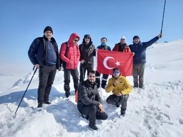 Ağrılı dağcılar Bubi Dağı'na tırmandı Ağrılı dağcılar Bubi Dağı'na tırmandı