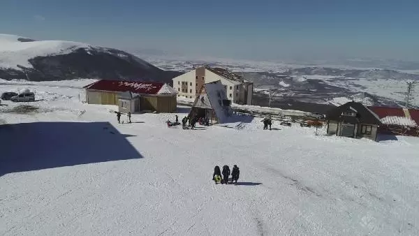 Akdağ'da tatilcilerin kayak keyfi Akdağ'da tatilcilerin kayak keyfi