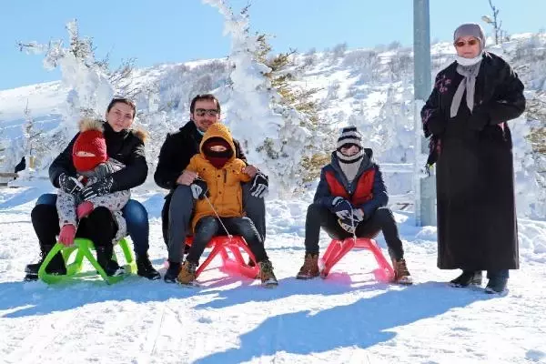 Akdağ'da tatilcilerin kayak keyfi Akdağ'da tatilcilerin kayak keyfi