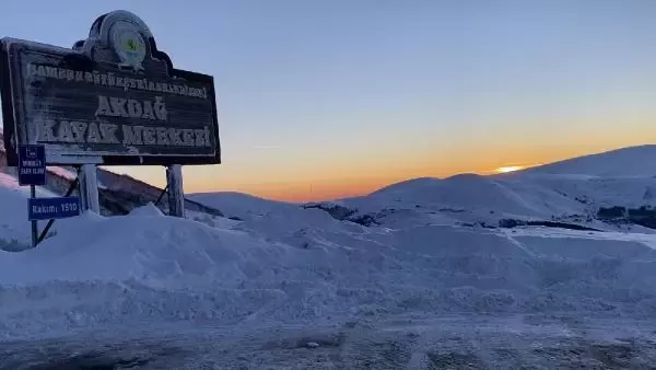 Akdağ'da tatilcilerin kayak keyfi Akdağ'da tatilcilerin kayak keyfi