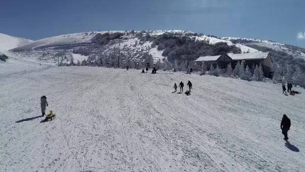 Akdağ'da tatilcilerin kayak keyfi Akdağ'da tatilcilerin kayak keyfi