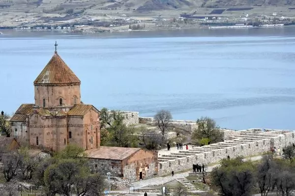 Akdamar Adası'nı 2020'de 68 bin kişi ziyaret etti Akdamar Adası'nı 2020'de 68 bin kişi ziyaret etti