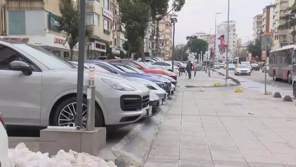 APARTMAN ALTLARINDAKİ OTO GALERİLER TAŞINMAK İÇİN EK SÜRE İSTİYOR APARTMAN ALTLARINDAKİ OTO GALERİLER TAŞINMAK İÇİN EK SÜRE İSTİYOR