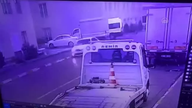 Arabasında bir kişiyi silahla yaralayan zanlı, kan izlerini temizletirken yakalandı Arabasında bir kişiyi silahla yaralayan zanlı, kan izlerini temizletirken yakalandı