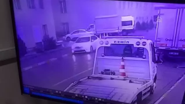 Arabasında bir kişiyi silahla yaralayan zanlı, kan izlerini temizletirken yakalandı Arabasında bir kişiyi silahla yaralayan zanlı, kan izlerini temizletirken yakalandı