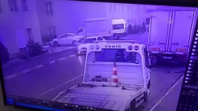 Arabasında bir kişiyi silahla yaralayan zanlı, kan izlerini temizletirken yakalandı Arabasında bir kişiyi silahla yaralayan zanlı, kan izlerini temizletirken yakalandı