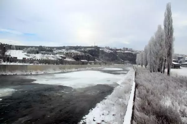 Ardahan eksi 20 ile buz kesti; Kura Nehri kısmen dondu Ardahan eksi 20 ile buz kesti; Kura Nehri kısmen dondu