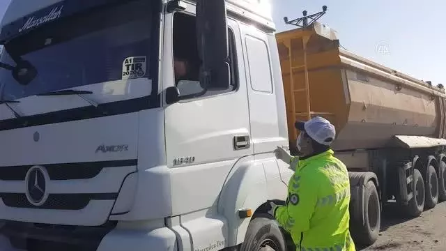Arnavutköy'de hafriyat kamyonlarına yönelik denetim yapıldı Arnavutköy'de hafriyat kamyonlarına yönelik denetim yapıldı