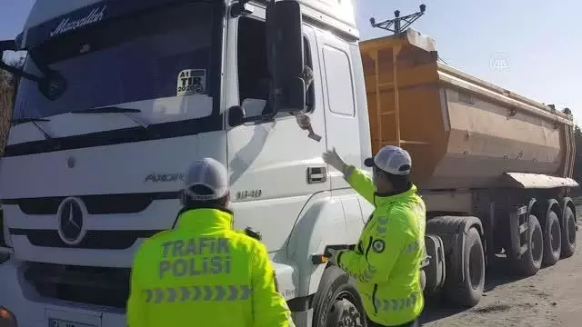 Arnavutköy'de hafriyat kamyonlarına yönelik denetim yapıldı Arnavutköy'de hafriyat kamyonlarına yönelik denetim yapıldı
