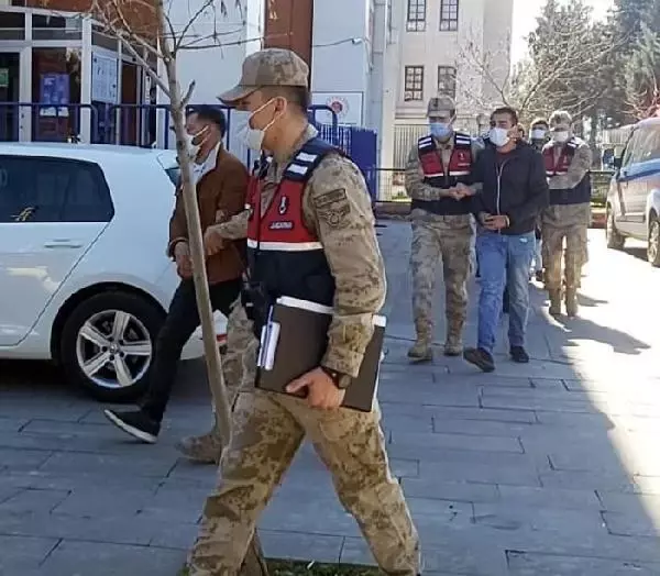Bağ evinde uyuşturucu partisine baskın Bağ evinde uyuşturucu partisine baskın