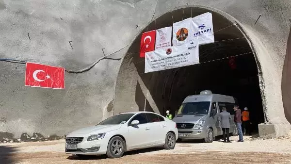 Karadeniz Bölgesi'nin İç Anadolu'ya açılan kapısı Kırkdilim Geçişi'ndeki 'T2 Tüneli'nde ışık göründü Karadeniz Bölgesi'nin İç Anadolu'ya açılan kapısı Kırkdilim Geçişi'ndeki 'T2 Tüneli'nde ışık göründü