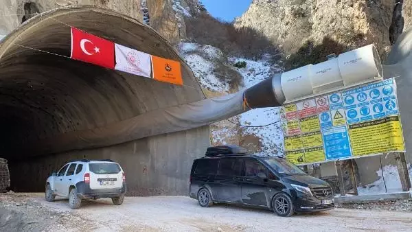 Karadeniz Bölgesi'nin İç Anadolu'ya açılan kapısı Kırkdilim Geçişi'ndeki 'T2 Tüneli'nde ışık göründü Karadeniz Bölgesi'nin İç Anadolu'ya açılan kapısı Kırkdilim Geçişi'ndeki 'T2 Tüneli'nde ışık göründü