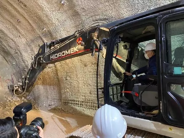 Karadeniz Bölgesi'nin İç Anadolu'ya açılan kapısı Kırkdilim Geçişi'ndeki 'T2 Tüneli'nde ışık göründü Karadeniz Bölgesi'nin İç Anadolu'ya açılan kapısı Kırkdilim Geçişi'ndeki 'T2 Tüneli'nde ışık göründü