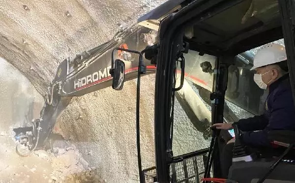 Karadeniz Bölgesi'nin İç Anadolu'ya açılan kapısı Kırkdilim Geçişi'ndeki 'T2 Tüneli'nde ışık göründü Karadeniz Bölgesi'nin İç Anadolu'ya açılan kapısı Kırkdilim Geçişi'ndeki 'T2 Tüneli'nde ışık göründü