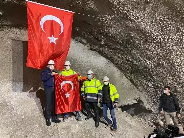 Karadeniz Bölgesi'nin İç Anadolu'ya açılan kapısı Kırkdilim Geçişi'ndeki 'T2 Tüneli'nde ışık göründü Karadeniz Bölgesi'nin İç Anadolu'ya açılan kapısı Kırkdilim Geçişi'ndeki 'T2 Tüneli'nde ışık göründü