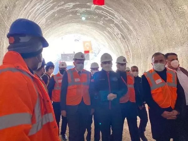 Karadeniz Bölgesi'nin İç Anadolu'ya açılan kapısı Kırkdilim Geçişi'ndeki 'T2 Tüneli'nde ışık göründü Karadeniz Bölgesi'nin İç Anadolu'ya açılan kapısı Kırkdilim Geçişi'ndeki 'T2 Tüneli'nde ışık göründü