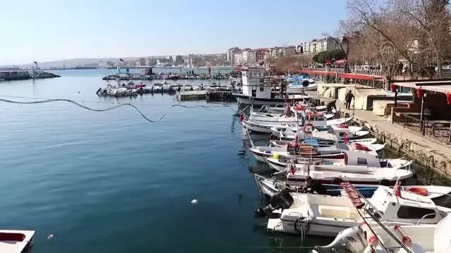 Balıkçılar ağlara yapışan deniz salyası nedeniyle avlanamayınca tezgahtaki balığın fiyatı arttı Balıkçılar ağlara yapışan deniz salyası nedeniyle avlanamayınca tezgahtaki balığın fiyatı arttı