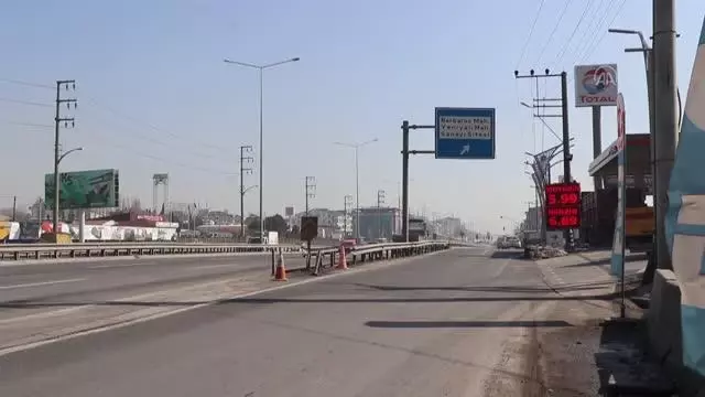 Son dakika haber... Bariyerlere çarpan otomobilin sürücüsünün yaşamını yitirdiği kaza güvenlik kamerasında Son dakika haber... Bariyerlere çarpan otomobilin sürücüsünün yaşamını yitirdiği kaza güvenlik kamerasında