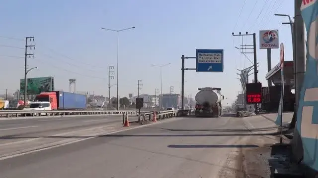 Son dakika haber... Bariyerlere çarpan otomobilin sürücüsünün yaşamını yitirdiği kaza güvenlik kamerasında Son dakika haber... Bariyerlere çarpan otomobilin sürücüsünün yaşamını yitirdiği kaza güvenlik kamerasında