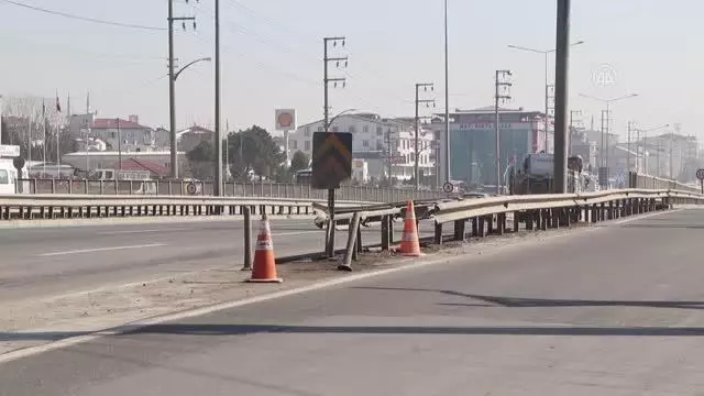 Son dakika haber... Bariyerlere çarpan otomobilin sürücüsünün yaşamını yitirdiği kaza güvenlik kamerasında Son dakika haber... Bariyerlere çarpan otomobilin sürücüsünün yaşamını yitirdiği kaza güvenlik kamerasında