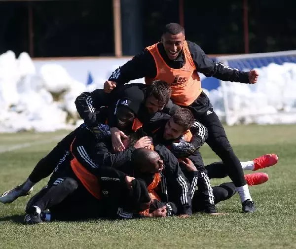 Beşiktaş'ta Oğuzhan ve Rıdvan takımla birlikte çalıştı Beşiktaş'ta Oğuzhan ve Rıdvan takımla birlikte çalıştı