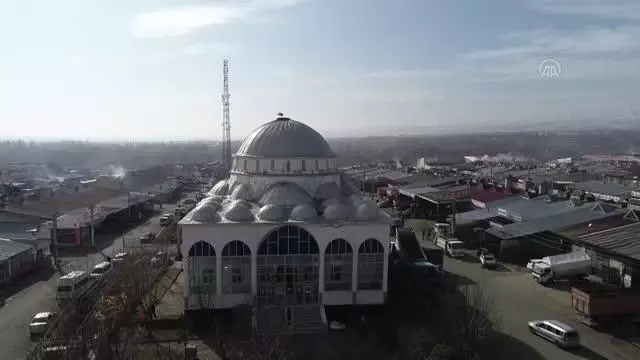 Bingöl'de yuva yapan 2 leylek 4 yıldır göç etmedi Bingöl'de yuva yapan 2 leylek 4 yıldır göç etmedi