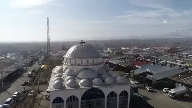 Bingöl'de yuva yapan 2 leylek 4 yıldır göç etmedi Bingöl'de yuva yapan 2 leylek 4 yıldır göç etmedi