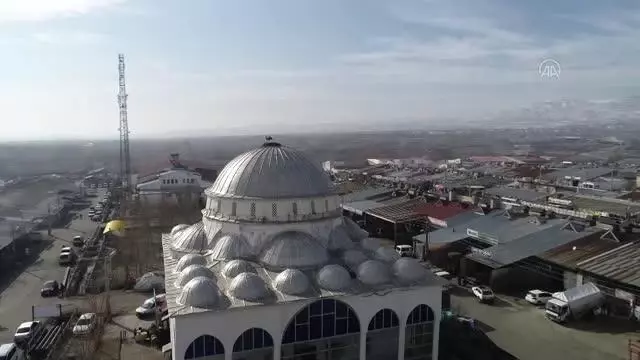Bingöl'de yuva yapan 2 leylek 4 yıldır göç etmedi Bingöl'de yuva yapan 2 leylek 4 yıldır göç etmedi