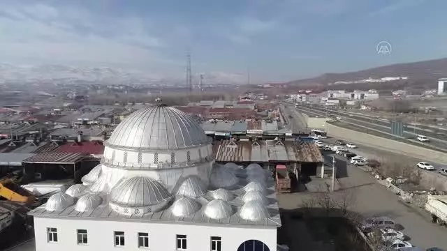 Bingöl'de yuva yapan 2 leylek 4 yıldır göç etmedi Bingöl'de yuva yapan 2 leylek 4 yıldır göç etmedi
