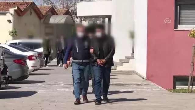 Bir kişinin öldüğü silahlı kavgayla ilgili gözaltına alınan 8 şüpheliden 2'si tutuklandı Bir kişinin öldüğü silahlı kavgayla ilgili gözaltına alınan 8 şüpheliden 2'si tutuklandı