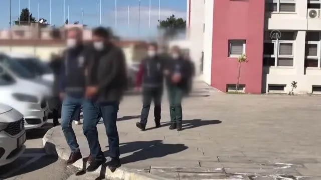Bir kişinin öldüğü silahlı kavgayla ilgili gözaltına alınan 8 şüpheliden 2'si tutuklandı Bir kişinin öldüğü silahlı kavgayla ilgili gözaltına alınan 8 şüpheliden 2'si tutuklandı