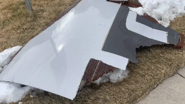ABD'de motoru alev alan yolcu uçağının parçaları evlerin üzerine düştü ABD'de motoru alev alan yolcu uçağının parçaları evlerin üzerine düştü