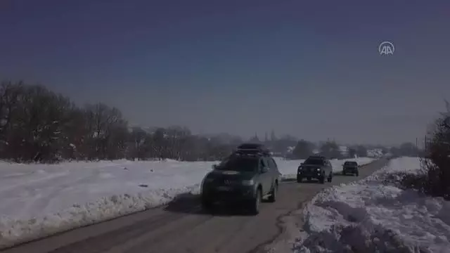 Bolu Dağı'ndaki yılkı atlarına yem bırakıldı Bolu Dağı'ndaki yılkı atlarına yem bırakıldı