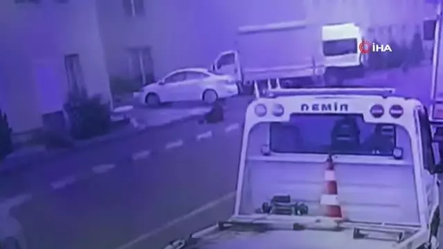 Borcu olan arkadaşını vurup, arabadan attı; aracını yıkarken polise yakalandı Borcu olan arkadaşını vurup, arabadan attı; aracını yıkarken polise yakalandı