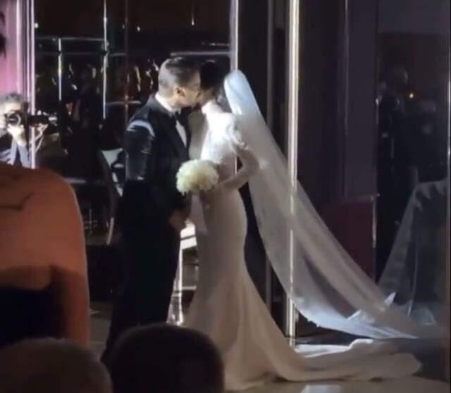 Burcu Kıratlı ile Sinan Akçıl ikinci kez nikah masasına oturdu Burcu Kıratlı ile Sinan Akçıl ikinci kez nikah masasına oturdu