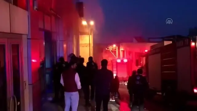 Bursa'da bir marketin deposunda çıkan yangın söndürüldü Bursa'da bir marketin deposunda çıkan yangın söndürüldü