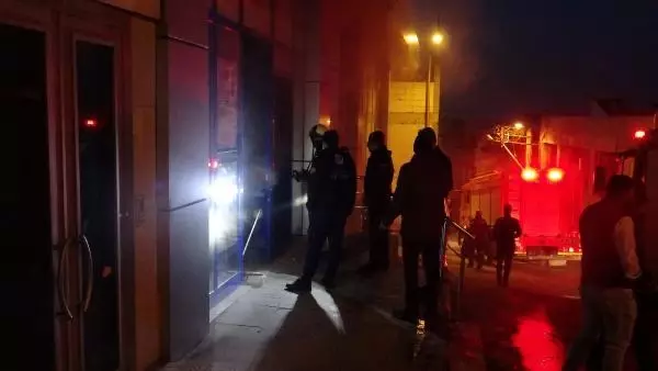 Bursa'da, zincir market şubesinin deposunda çıkan yangın söndürüldü Bursa'da, zincir market şubesinin deposunda çıkan yangın söndürüldü