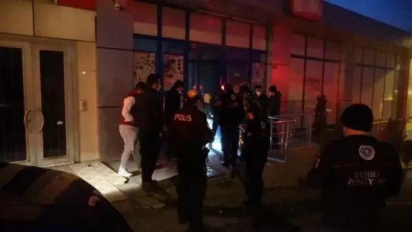 Bursa'da, zincir market şubesinin deposunda çıkan yangın söndürüldü Bursa'da, zincir market şubesinin deposunda çıkan yangın söndürüldü