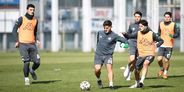 Bursaspor'dan iki isim U19 Milli Takımı'na davet edildi Bursaspor'dan iki isim U19 Milli Takımı'na davet edildi