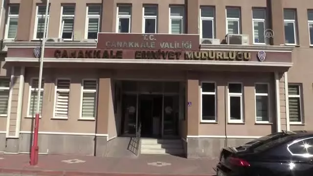 Son dakika haberleri! Çanakkale'de kendini polis olarak tanıttığı kişinin döviz ve altınlarını alan şüpheli tutuklandı Son dakika haberleri! Çanakkale'de kendini polis olarak tanıttığı kişinin döviz ve altınlarını alan şüpheli tutuklandı