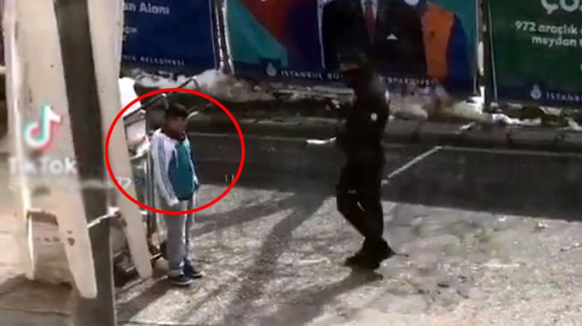 Ceza yazacak diye korktuğu polis memuru, kağıt toplayıcısı çocuğa maske verdi