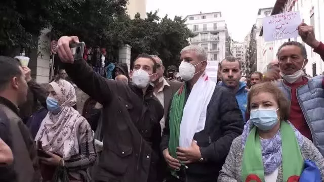 Cezayir'de halk, 'Hirak' protestolarının 2. yıl dönümünde yine meydanlara indi Cezayir'de halk, 'Hirak' protestolarının 2. yıl dönümünde yine meydanlara indi