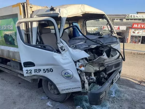 Çöp toplama kamyonu TIR'a çarptı, 2 işçi yaralandı Çöp toplama kamyonu TIR'a çarptı, 2 işçi yaralandı