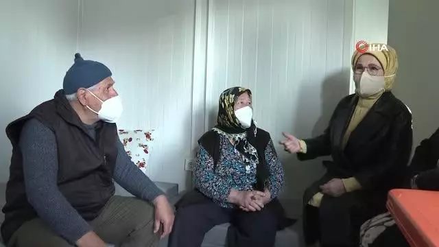 Emine Erdoğan, İzmir'de depremzedelerle bir araya geldi Emine Erdoğan, İzmir'de depremzedelerle bir araya geldi