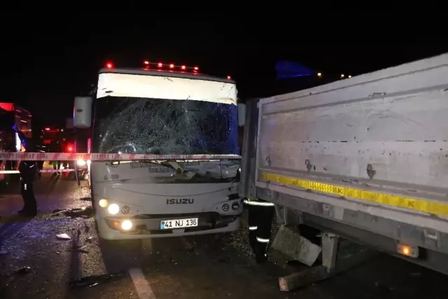 Halk otobüsü tıra arkadan çarptı, yol kan gölüne döndü: 6 yaralı Halk otobüsü tıra arkadan çarptı, yol kan gölüne döndü: 6 yaralı