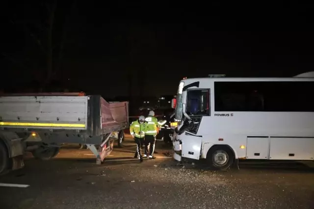 Halk otobüsü tıra arkadan çarptı, yol kan gölüne döndü: 6 yaralı Halk otobüsü tıra arkadan çarptı, yol kan gölüne döndü: 6 yaralı